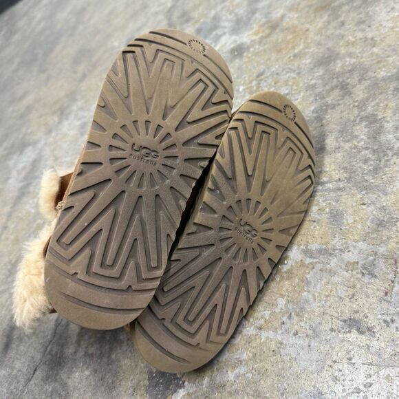 UGG Women's Mini Bailey Button II in Chesnut - Picture 6 of 6